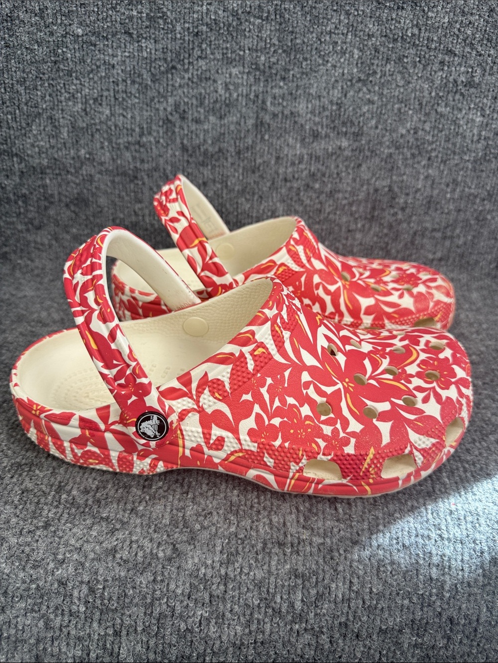 CROCS Floral Light Red and White Men’s 7 Women’s 9